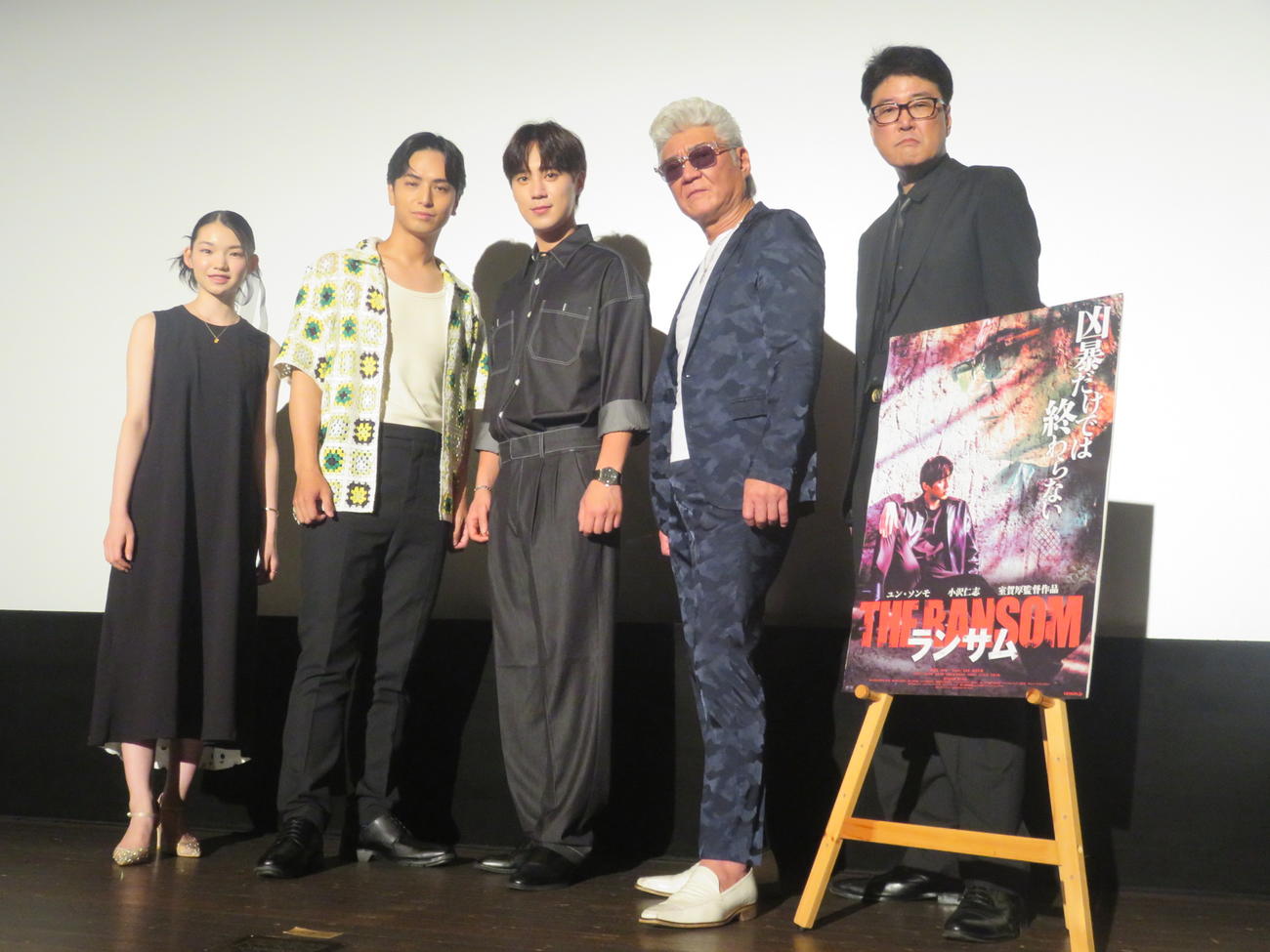 映画「ランサム」の舞台あいさつに出席した吉田玲（左端）。右へ中村優一、ユン・ソンモ、小沢仁志、室賀厚監督