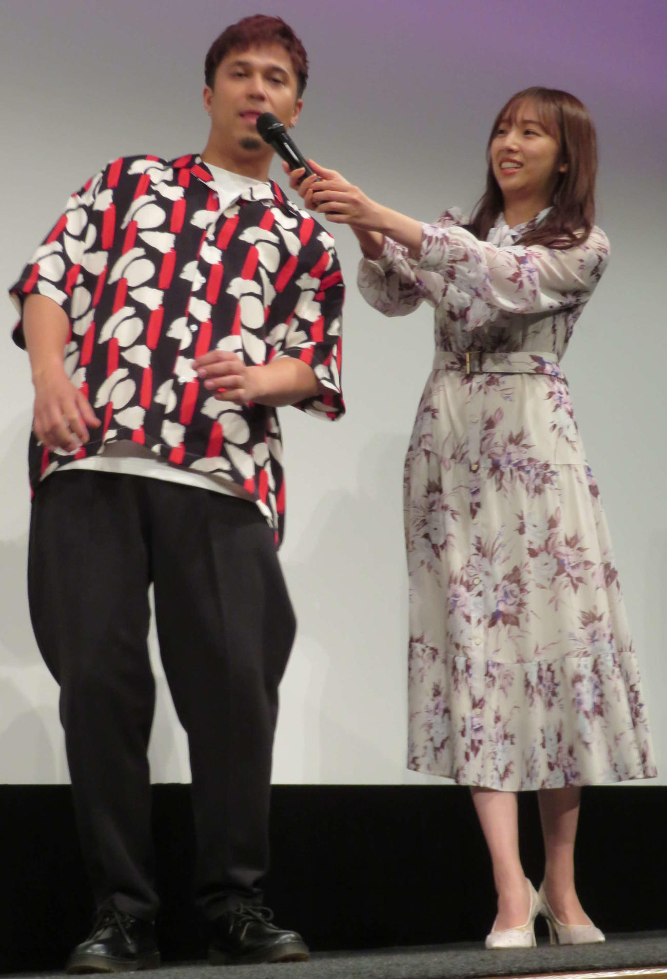 映画「尾かしら付き。」完成披露舞台あいさつに登壇した木村昴（左）と新内眞衣（撮影・村上幸将）