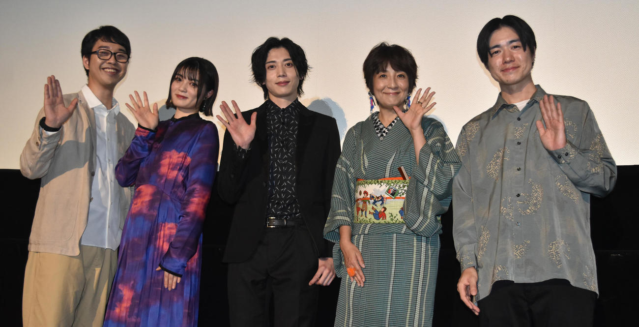 映画「パラダイス／半島」公開記念舞台あいさつに登壇した左から立川かしめ、吉田美月喜、染谷俊之、藤田朋子、稲葉雄介監督