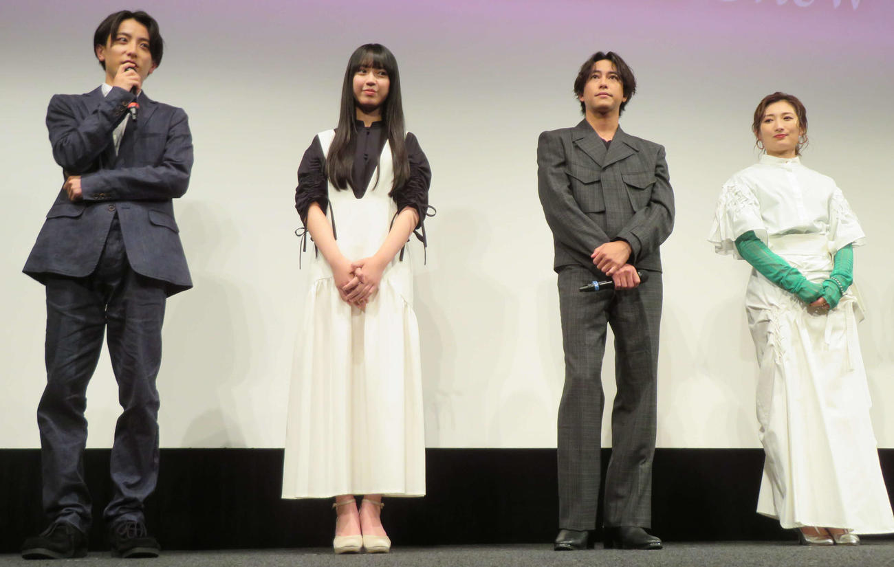 映画「尾かしら付き。」完成披露舞台あいさつに登壇した、左から小西詠斗、大平采佳、佐野岳、武田梨奈（撮影・村上幸将）