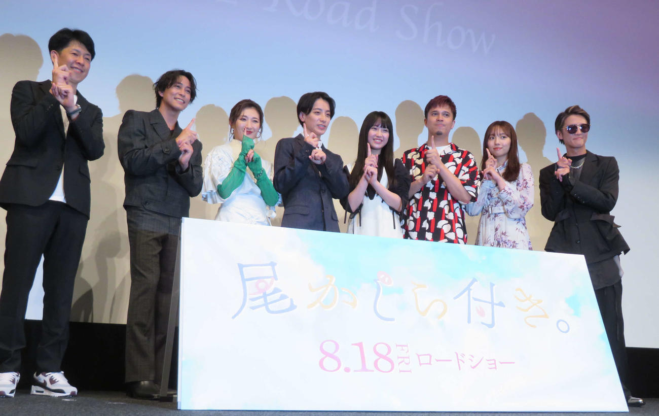 映画「尾かしら付き。」完成披露舞台あいさつに登壇した、左から真田幹也監督、佐野岳、武田梨奈、小西詠斗、大平采佳、木村昴、新内眞衣、HilcrhymeのTOC（撮影・村上幸将）