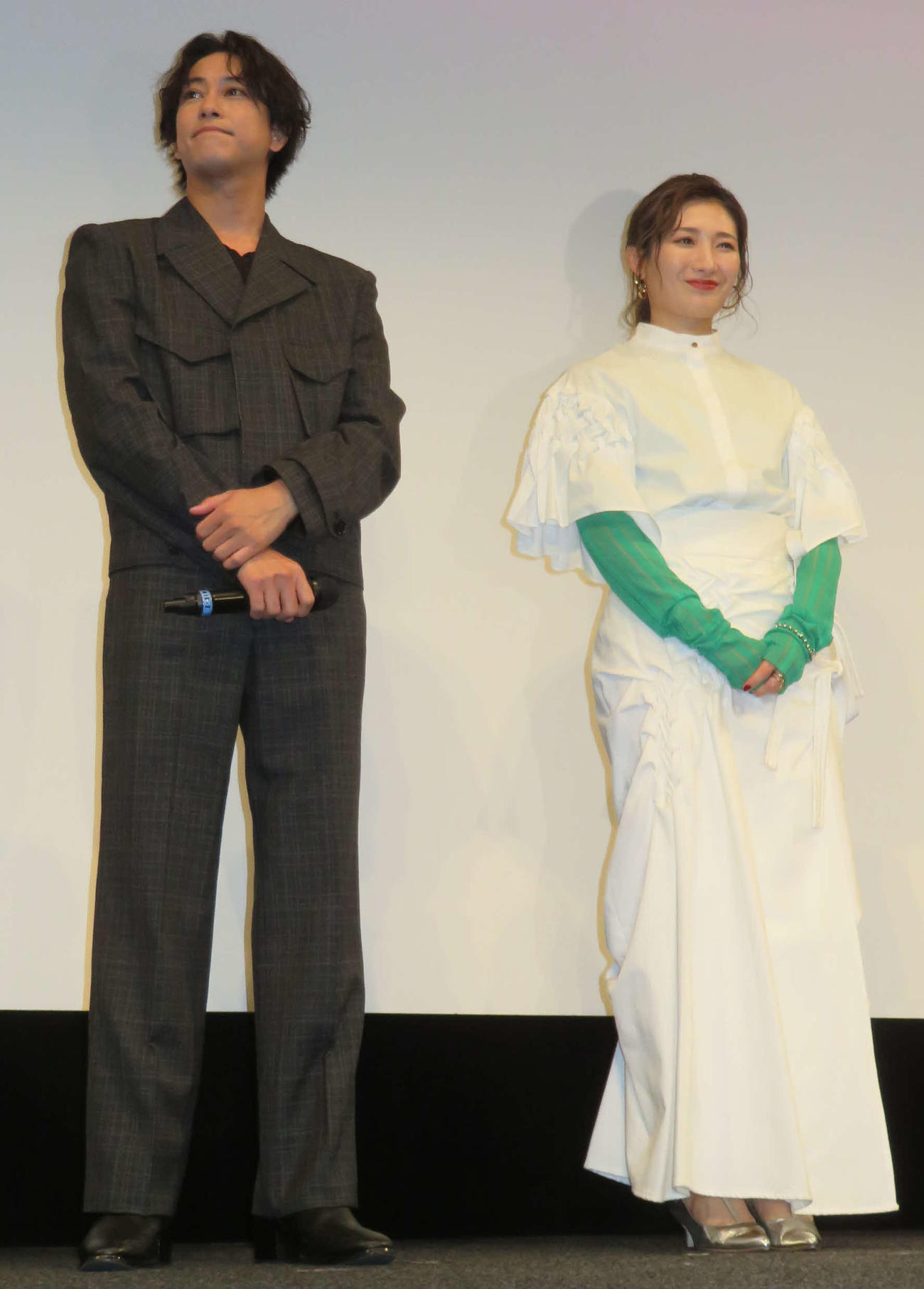 映画「尾かしら付き。」完成披露舞台あいさつに登壇した佐野岳と武田梨奈（撮影・村上幸将）