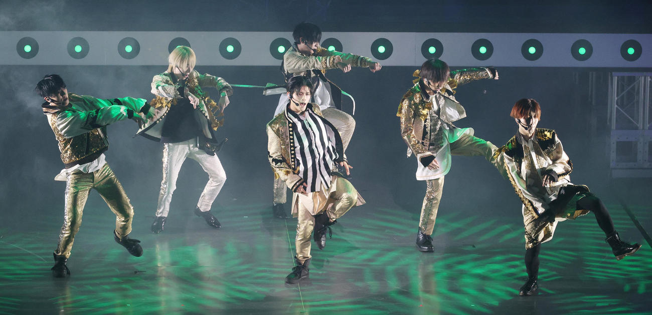 ライブの公開ゲネプロを行った7 MEN　侍。中央は菅田琳寧。後列左から佐々木大光、今野大輝、本高克樹、矢花黎、中村嶺亜（撮影・中島郁夫）