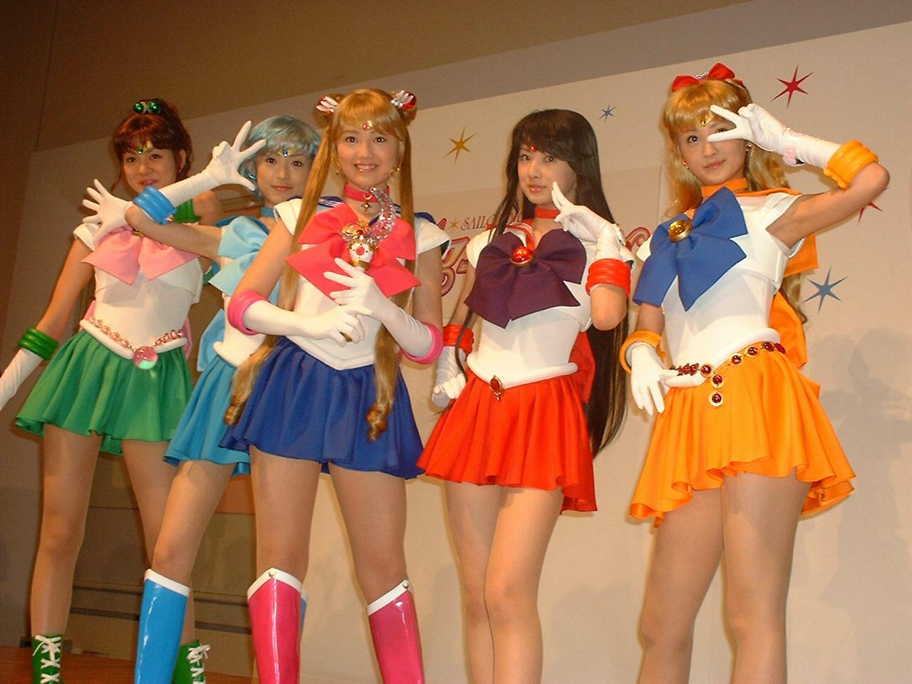ポーズを決める5人のセーラー戦士。左から安座間美優、泉里香、沢井美優、北川景子、小松彩夏（2003年7月撮影）