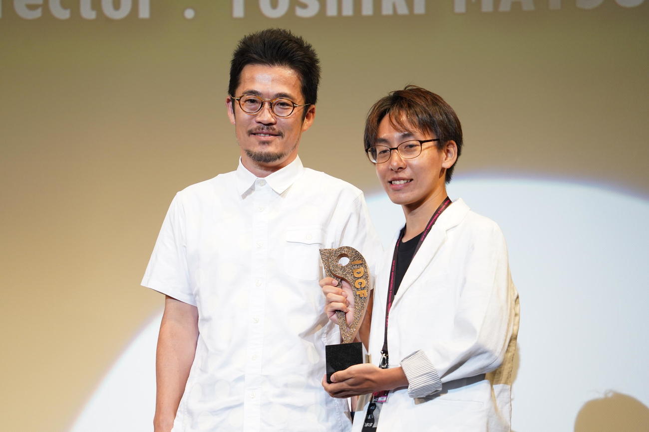 「SKIPシティ国際Dシネマ映画祭」の表彰式に出席した中野量太監督（左）と松本佳樹監督（撮影・佐藤勝亮）