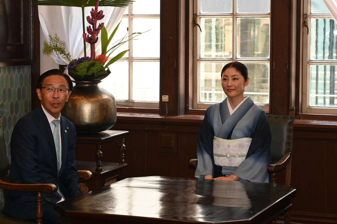 京都府庁旧本館カフェ「salon de 1904」のプレオープンイベントに出席した常盤貴子（右）と京都府の西脇隆俊知事（撮影・松浦隆司）