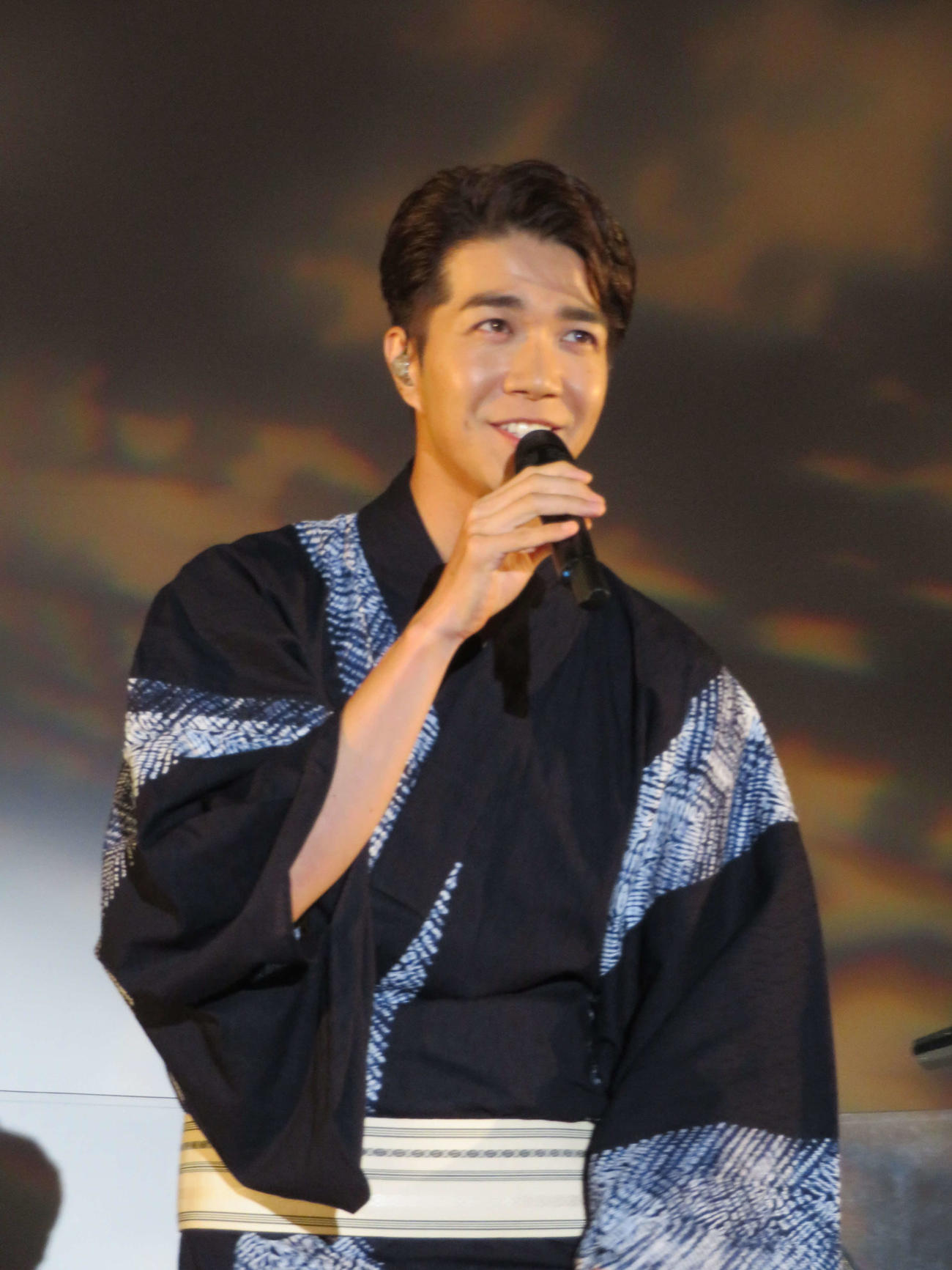 ディナ－ショーで歌唱する中澤卓也