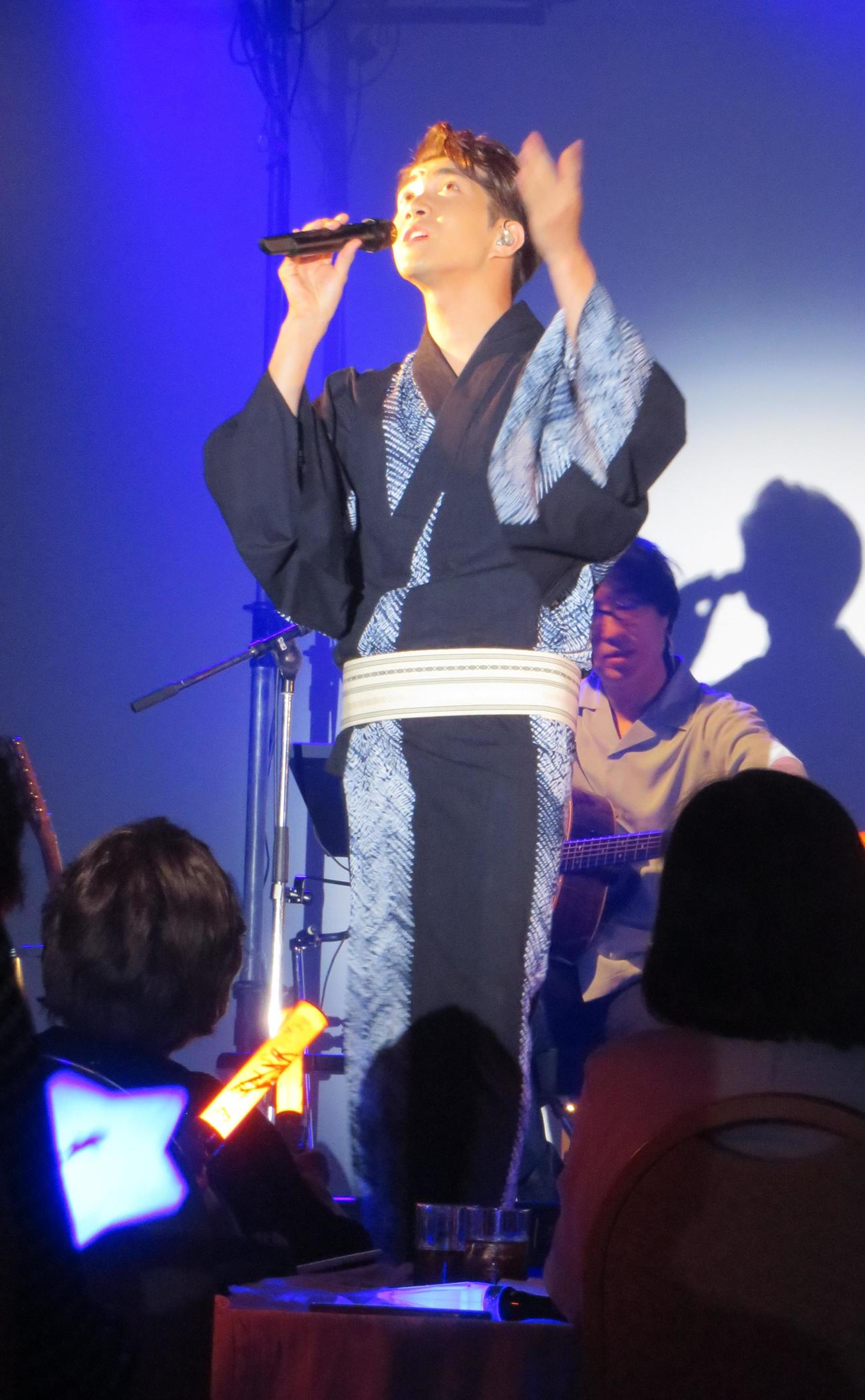 ディナ－ショーで歌唱する中澤卓也