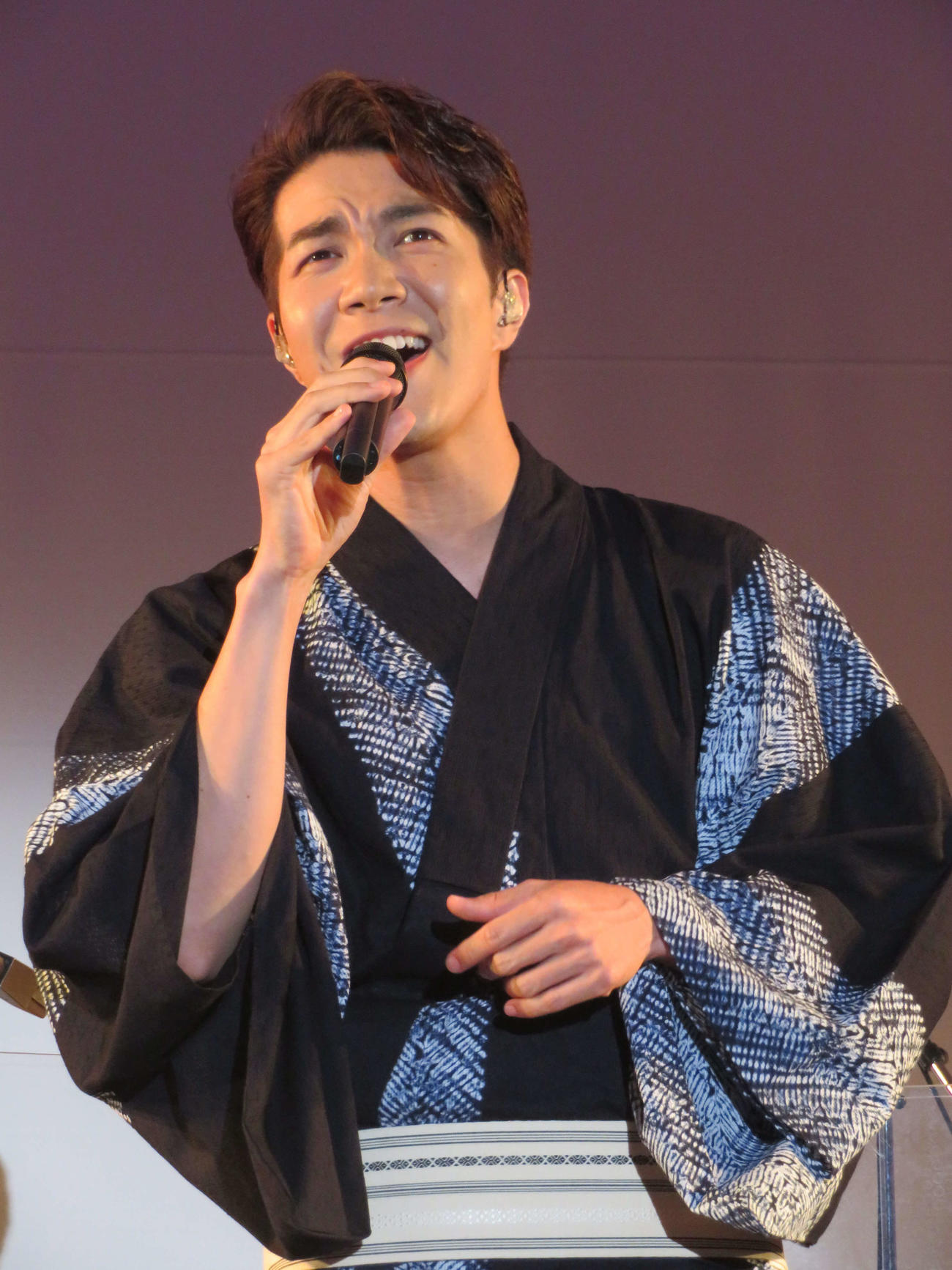 ディナ－ショーで歌唱する中澤卓也