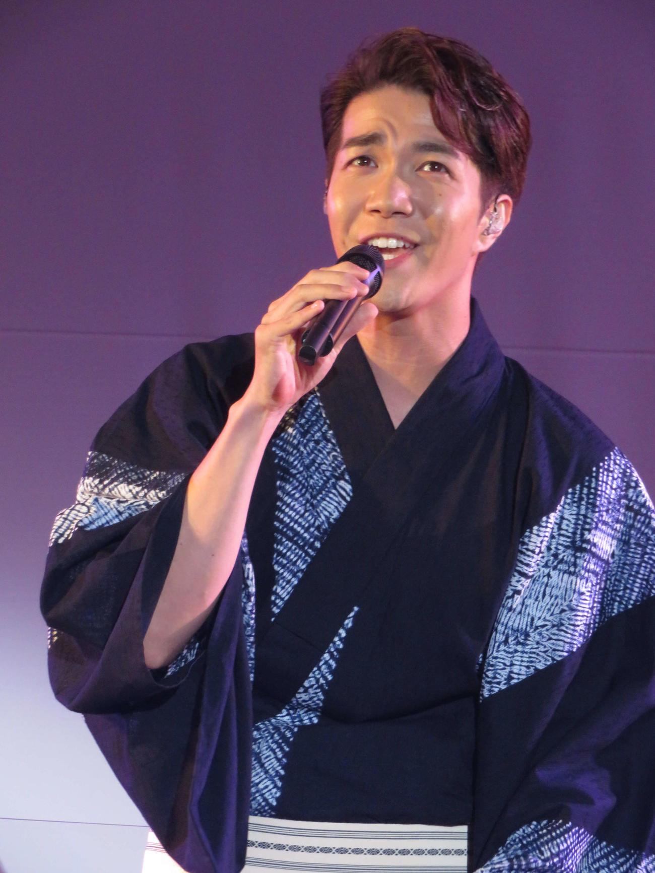 ディナ－ショーで歌唱する中澤卓也