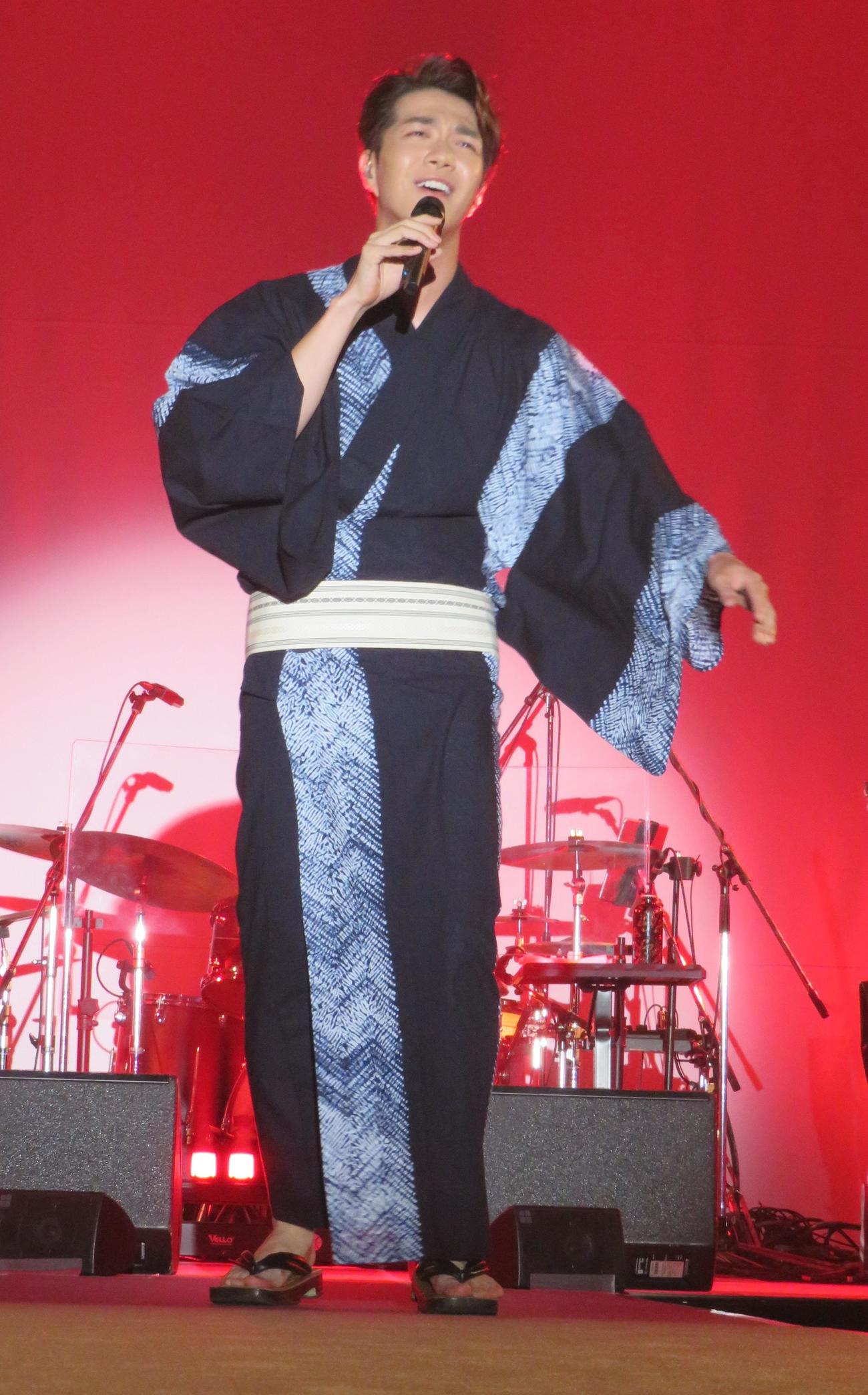 ディナ－ショーで歌唱する中澤卓也