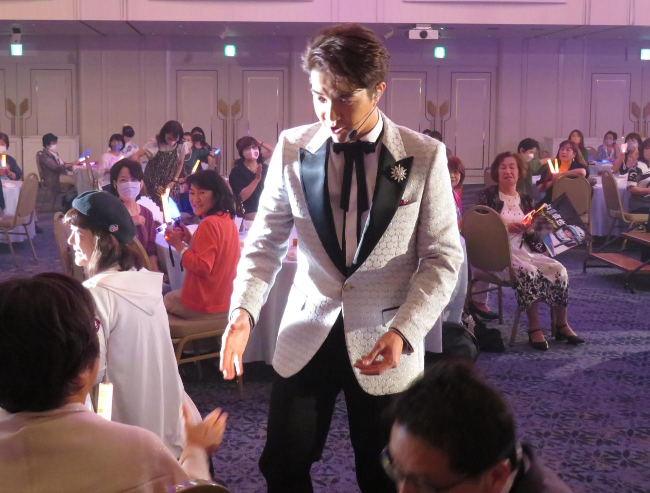 客席を回ってファンと握手する中澤卓也