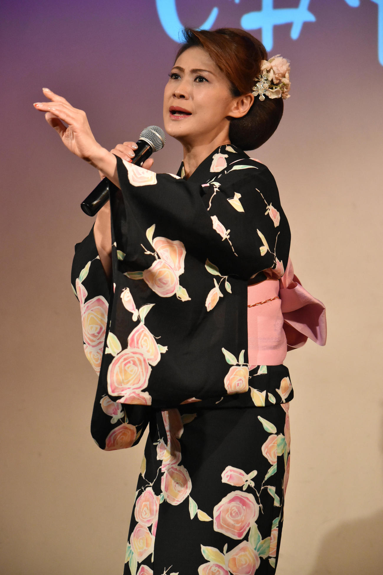ワンマンコンサート「浴衣ライブ2023～放浪かもめの夏詩」で新曲「放浪かもめ」を披露する美貴じゅん子
