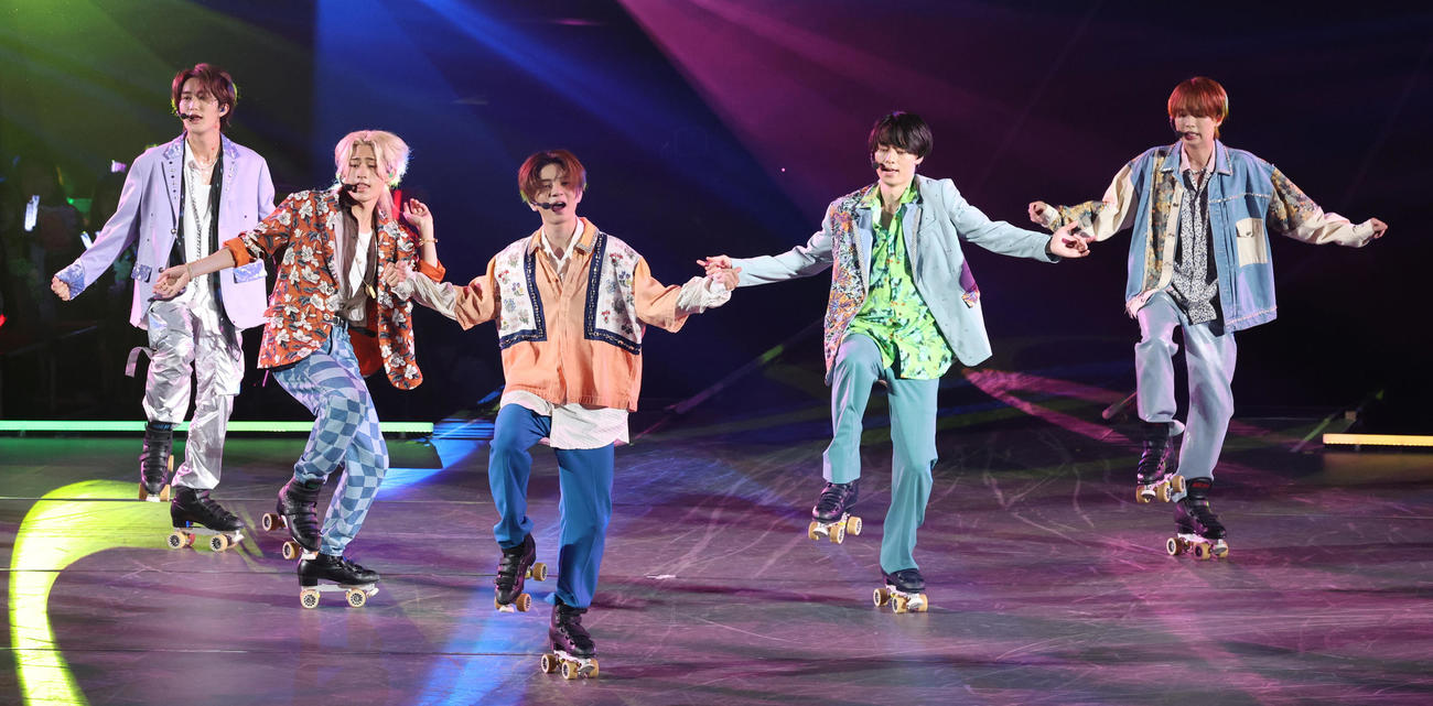 有明アリーナでライブを行ったHiHi Jets。左から橋本涼、猪狩蒼弥、高橋優斗、作間龍斗、井上瑞稀（撮影・中島郁夫）