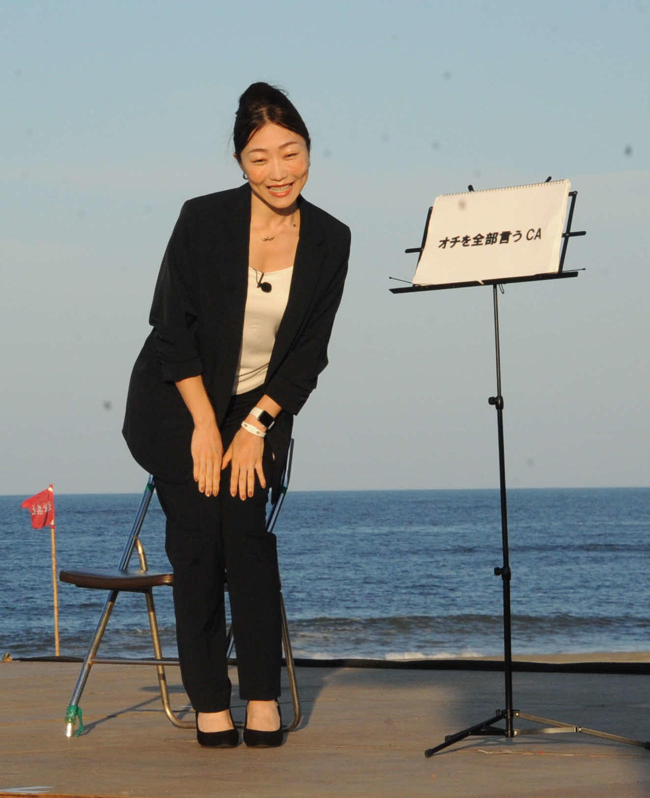 「千葉県誕生150周年記念　ICHINOMIYA SURFING FESTIVAL」でネタを披露するCRAZY COCO（撮影・松尾幸之介）