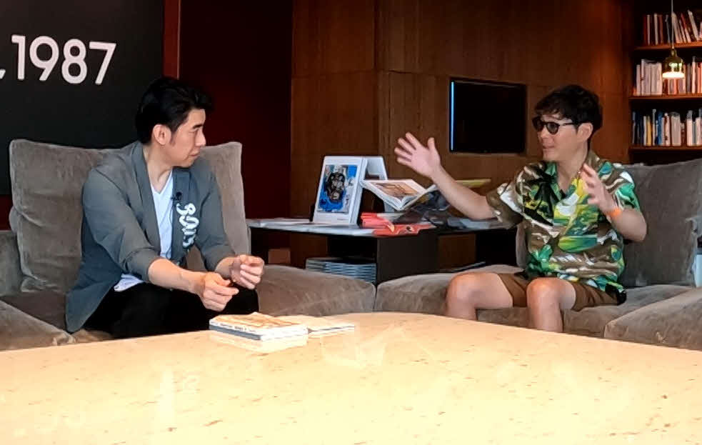 「突然ですが占ってもいいですか？」に出演するシウマ（左）、前澤友作（C）フジテレビ