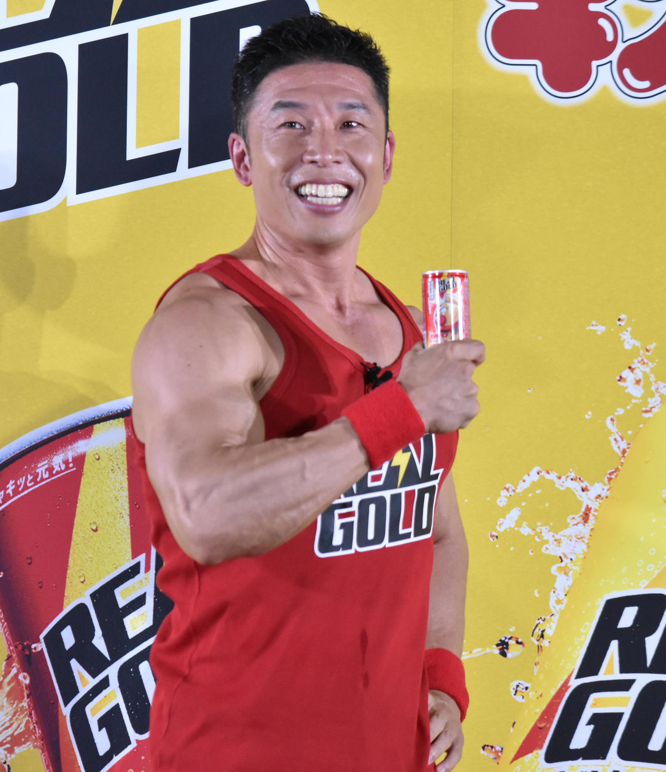 おなじみ「パワー！」の決めポーズをとるなかやまきんに君