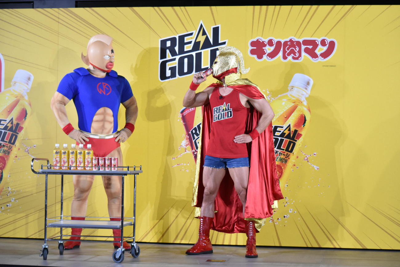 キン肉マンから受け取ったリアルゴールドを飲むなかやまきんに君（C）YUDETAMAGO