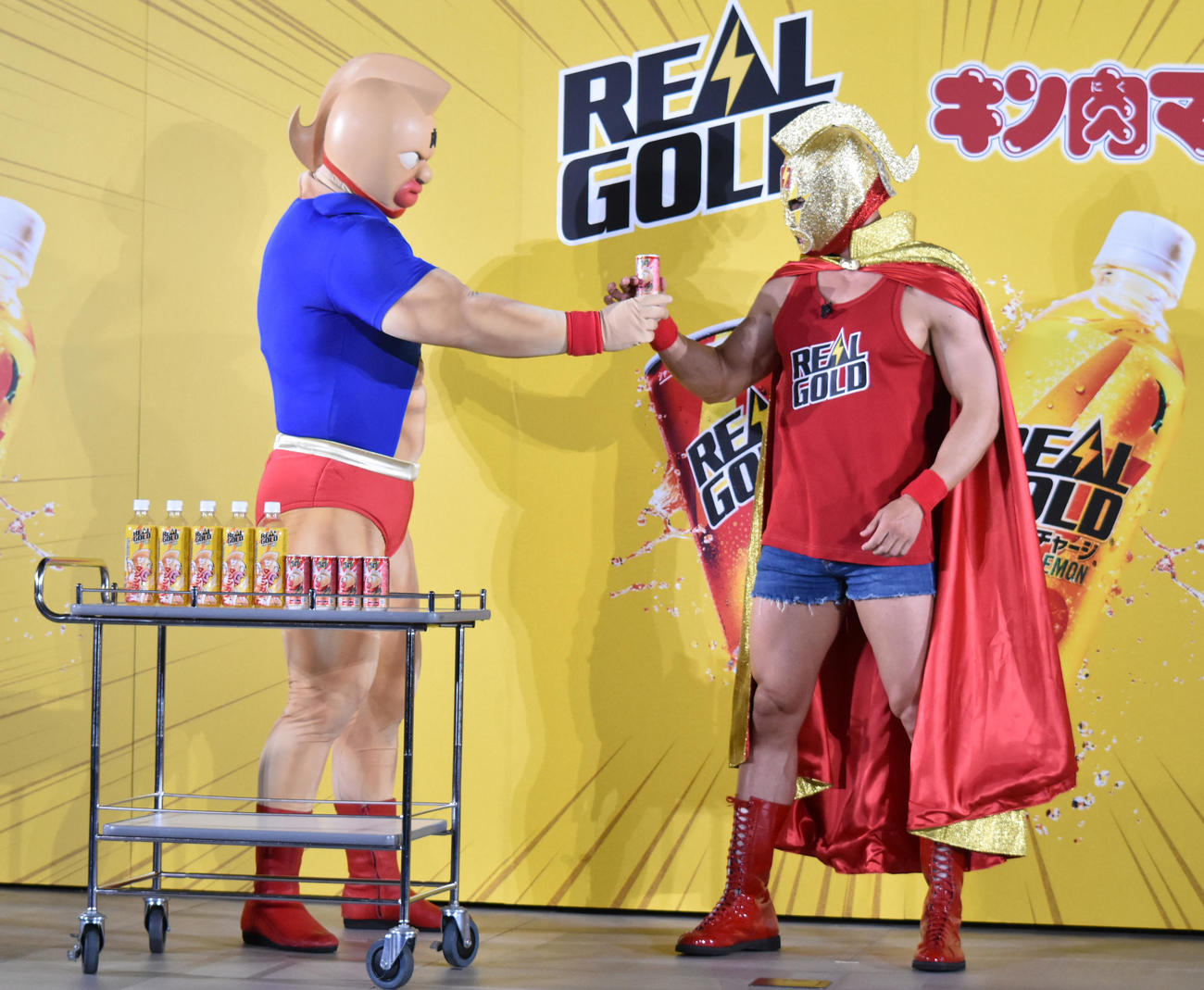 キン肉マンからリアルゴールドを受け取るなかやまきんに君（C）YUDETAMAGO