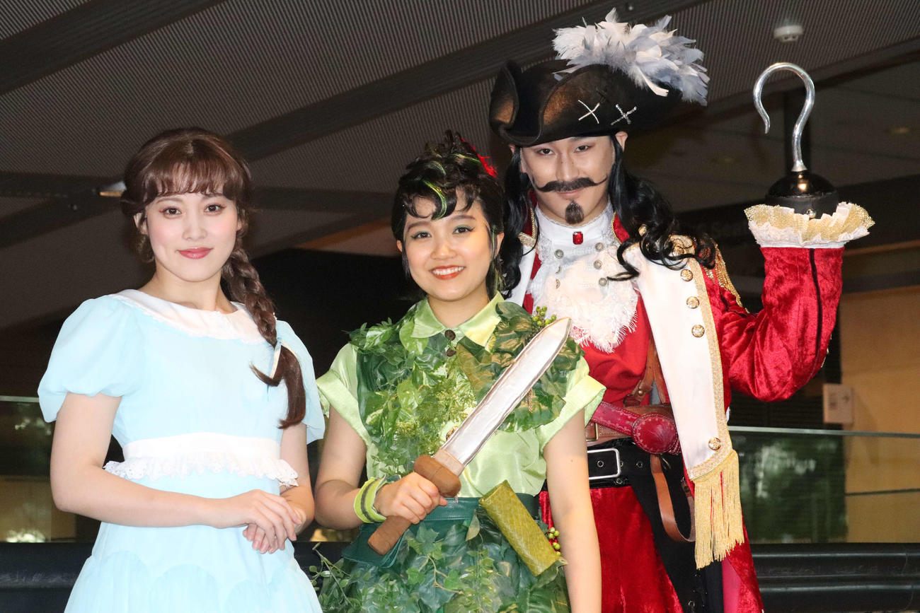 ミュージカル「ピーター・パン」ゲネプロ・囲み取材に出席した、左から岡部麟、山崎玲奈、小野田龍之介