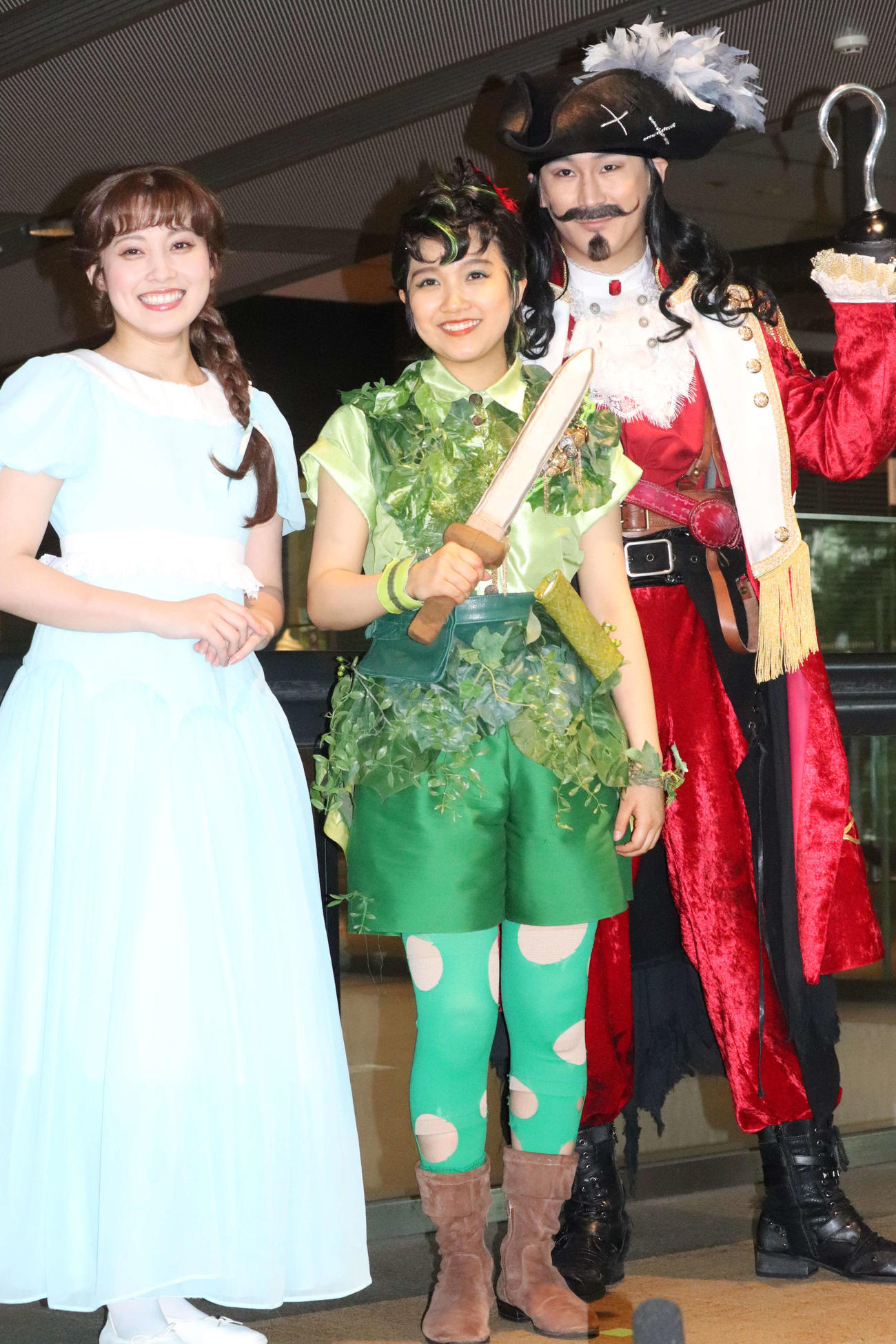 ミュージカル「ピーター・パン」ゲネプロ・囲み取材に出席した、左から岡部麟、山崎玲奈、小野田龍之介（撮影・加藤理沙）