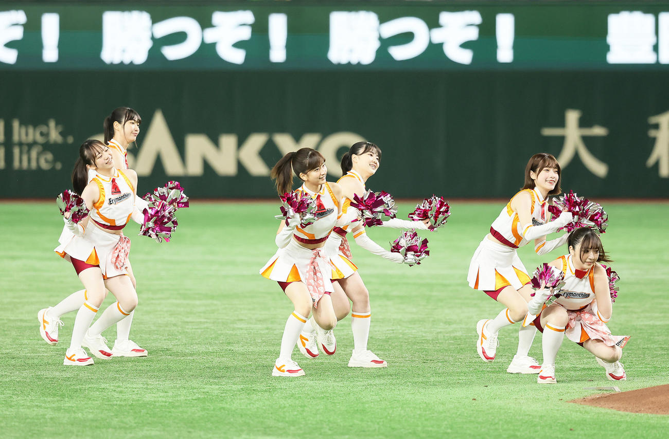 トヨタ自動車対JR東日本　ダンスを披露したミスマガジンのメンバー（撮影・足立雅史）