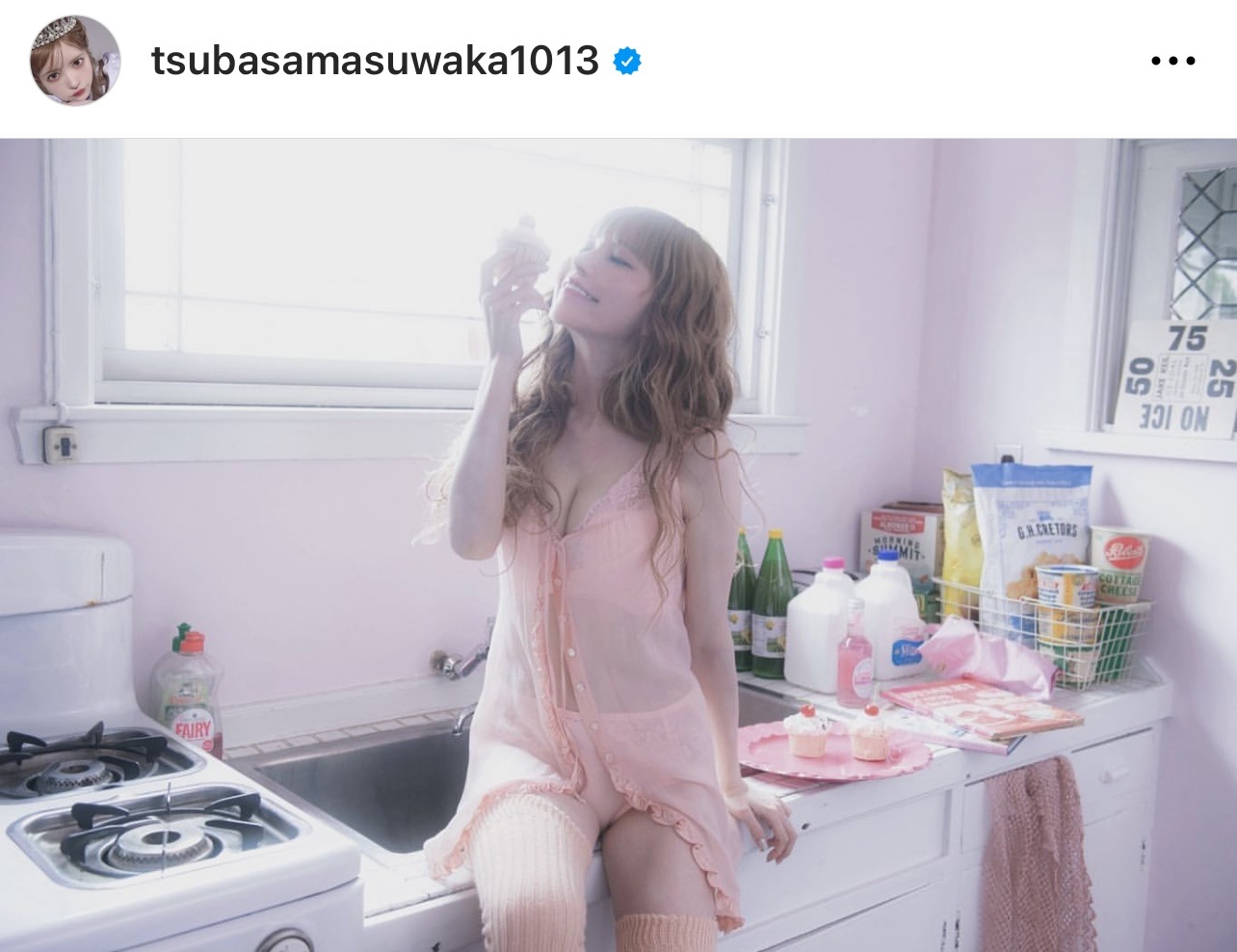 ピンクのランジェリー姿でキッチンに立つ益若つばさ（益若つばさのインスタグラムから）