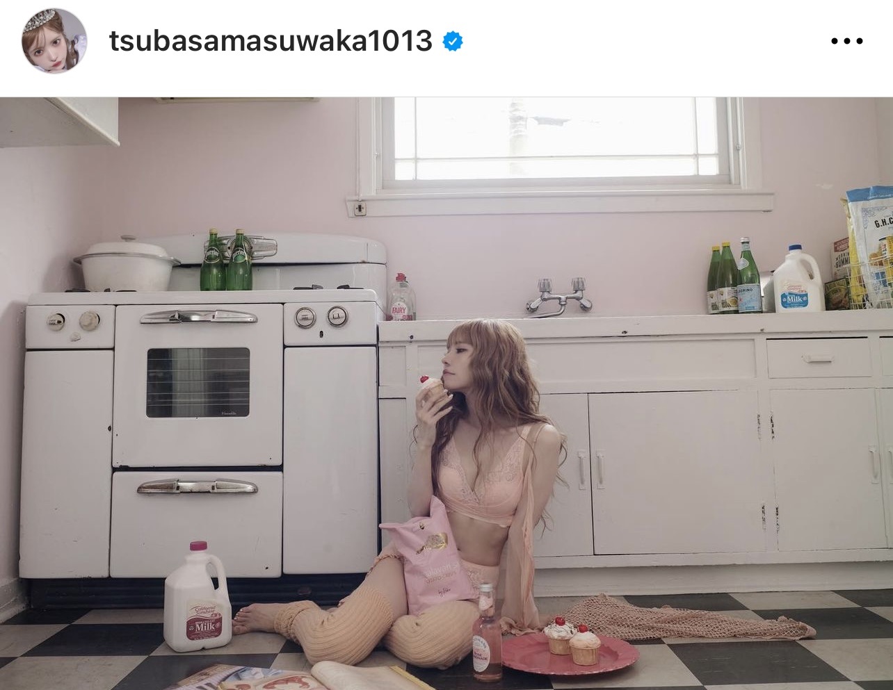ピンクのランジェリー姿でカップケーキを手にする益若つばさ（益若つばさのインスタグラムから）