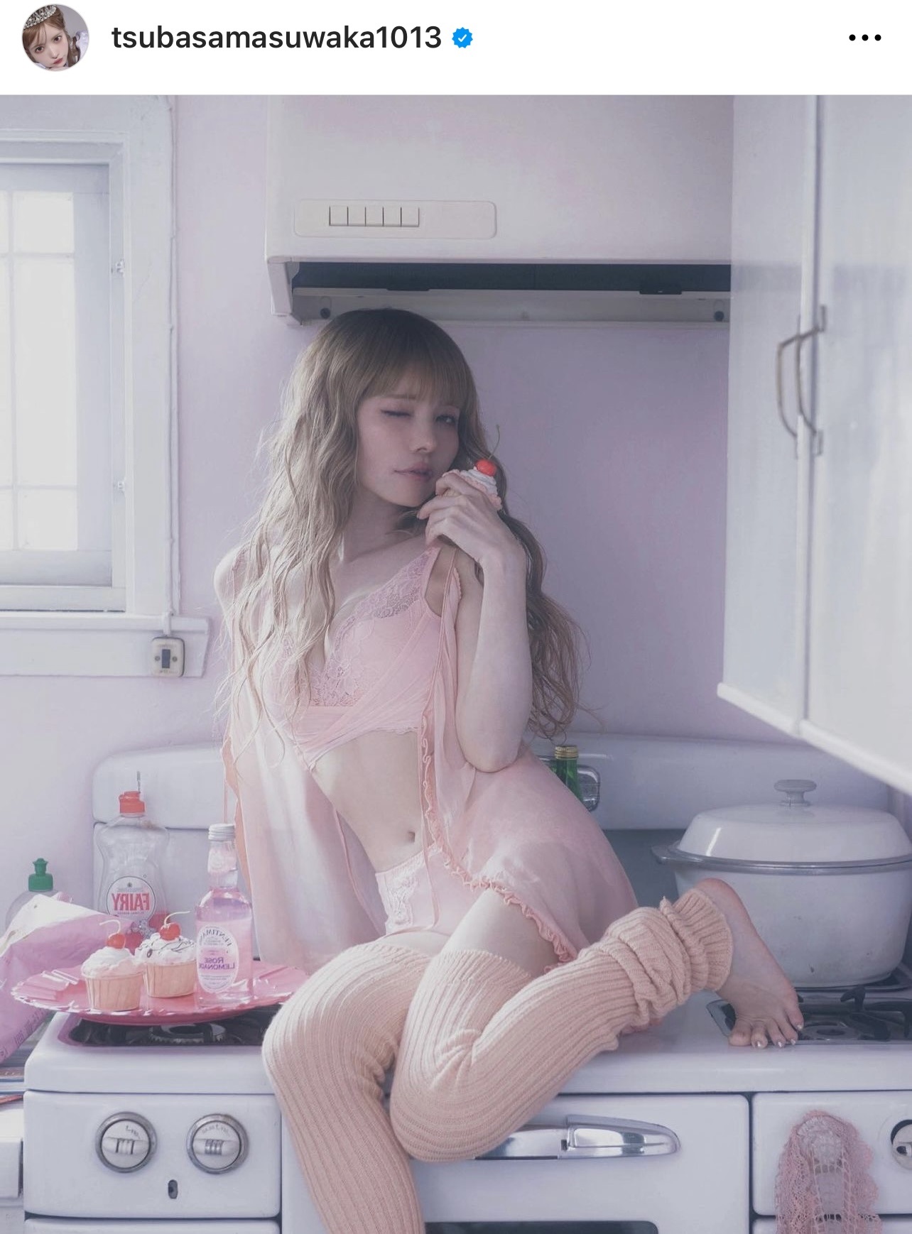 ピンクのランジェリー姿でカップケーキを持ち、キッチンに立つ益若つばさ（益若つばさのインスタグラムから）