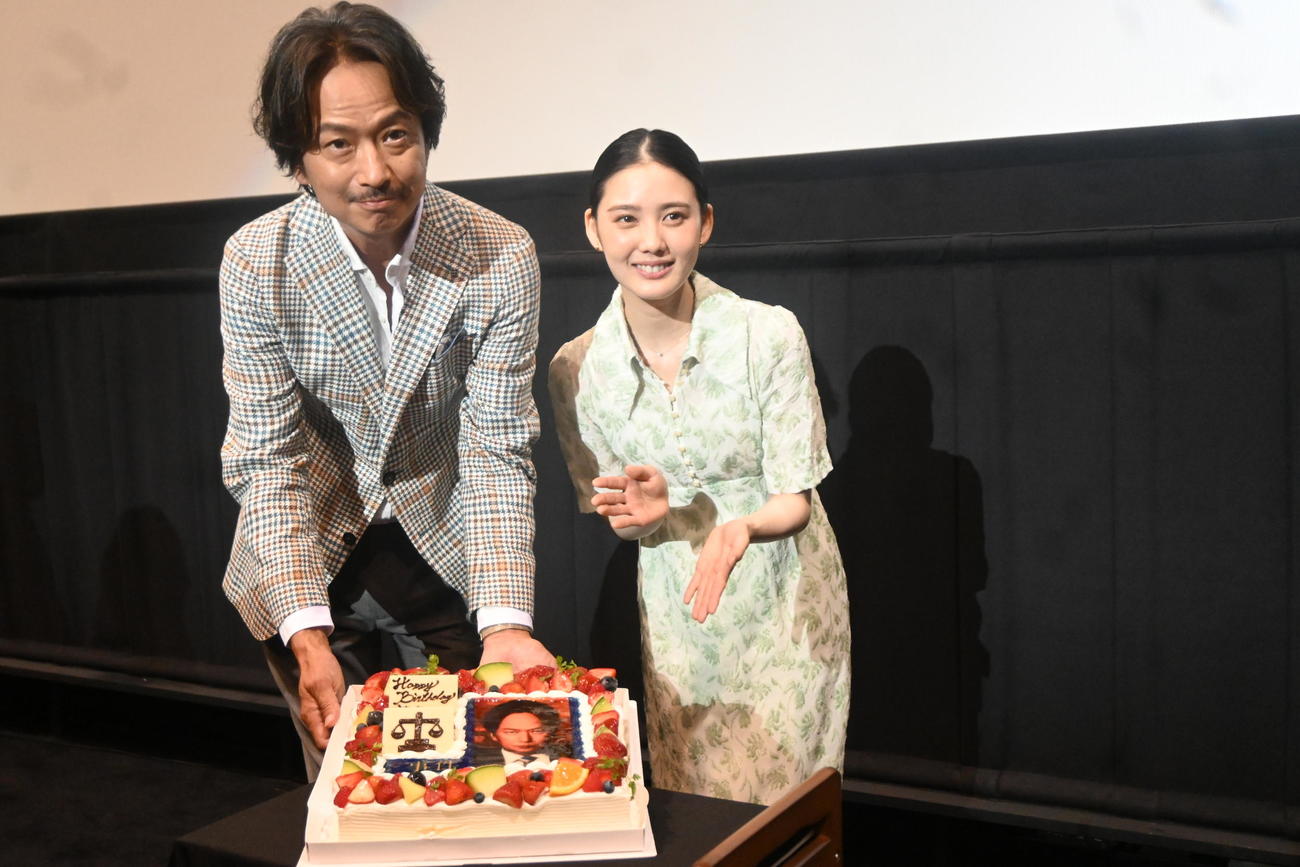 WOWOW「連続ドラマW　事件」の特別試写会の舞台あさいつでサプライズの誕生日ケーキを贈られた椎名桔平（左）、北香那（撮影・松浦隆司）