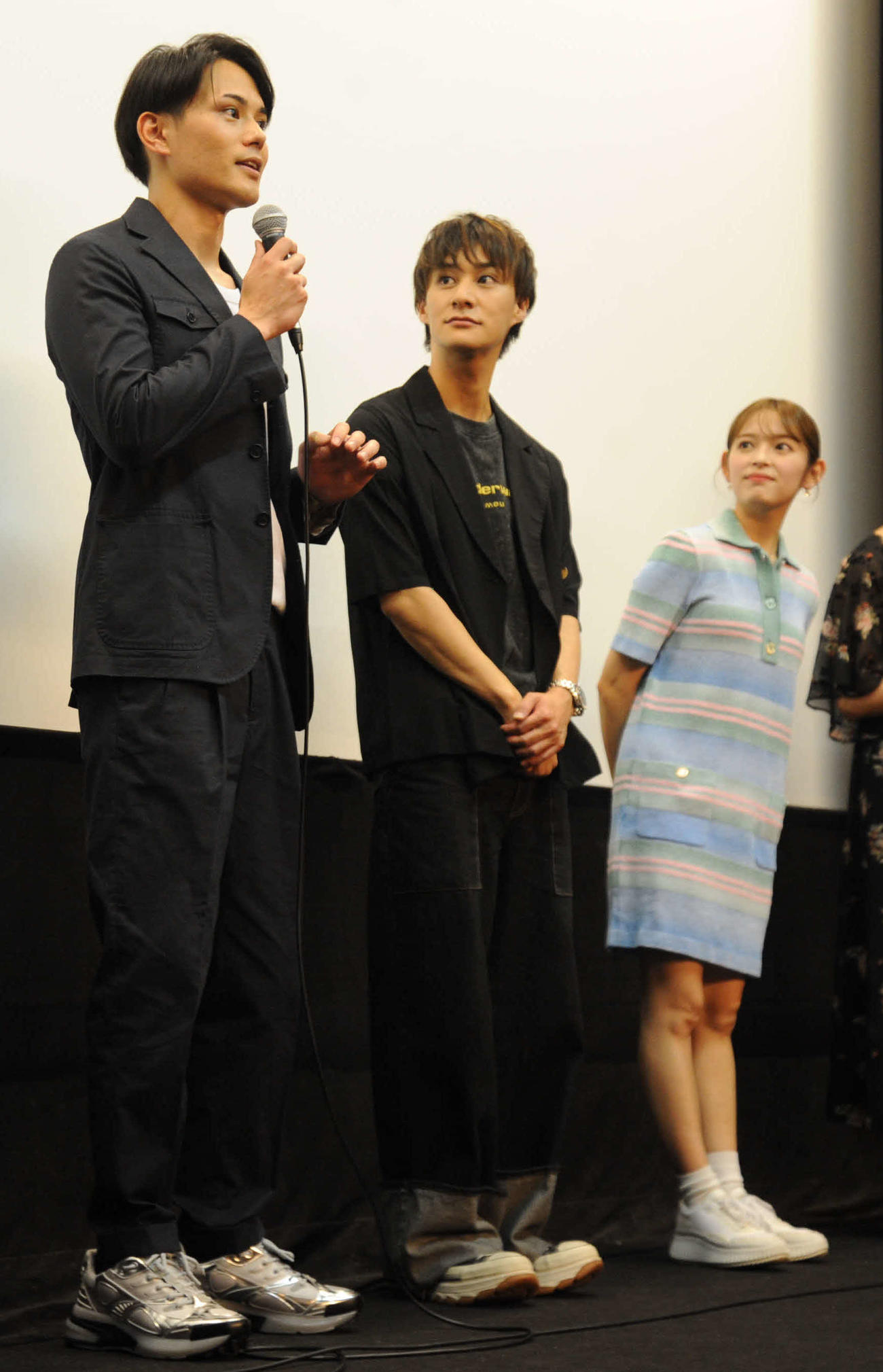 オムニバス映画「THEATERS」内作品「銀幕エレジー」の舞台あいさつで話す近藤雄介（左端）。中央は高崎翔太、右端は矢作穂香（撮影・松尾幸之介）