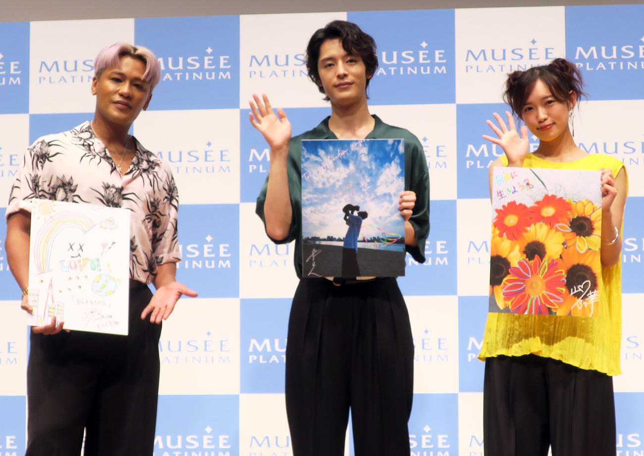 「ミュゼプラチナム　1coin for SDGs原宿アートアクション」発表会で。左から、ELLY、塩野瑛久、山口乃々華