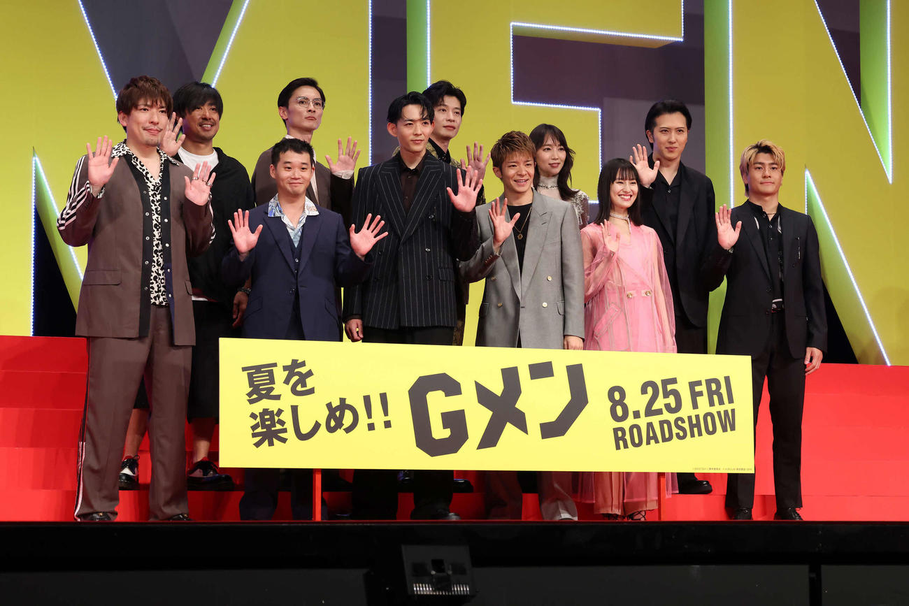 映画「Gメン」の完成披露舞台あいさつで写真に納まる、前列左からりんたろー。、矢本悠馬、竜星涼、岸優太、恒松祐里、森本慎太郎。後列左から瑠東東一郎監督、高良健吾、田中圭、吉岡里帆、尾上松也（撮影・丹羽敏通）