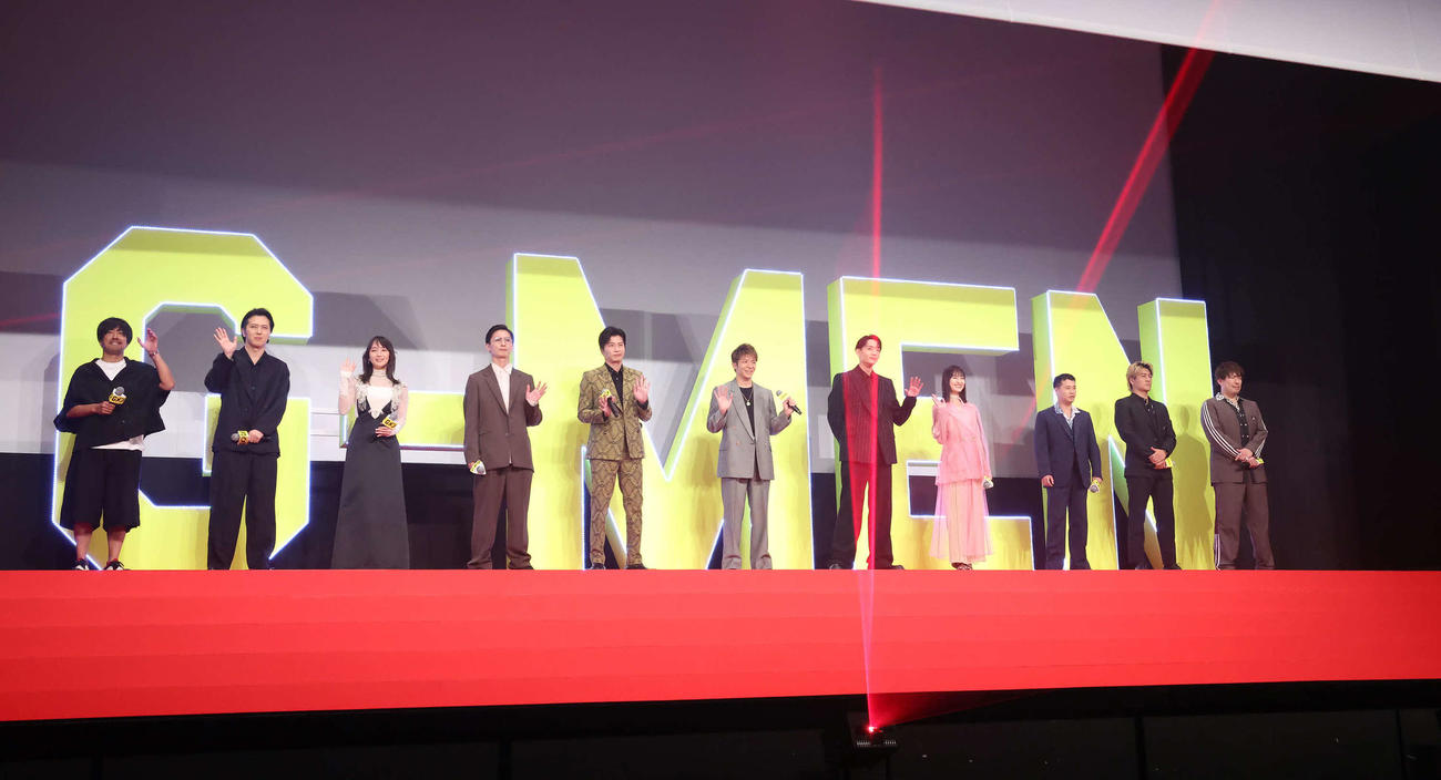 映画「Gメン」完成披露舞台あいさつで登壇する、左から瑠東東一郎監督、尾上松也、吉岡里帆、高良健吾、田中圭、岸優太、竜星涼、恒松祐里、矢本悠馬、森本慎太郎、りんたろー。（撮影・丹羽敏通）