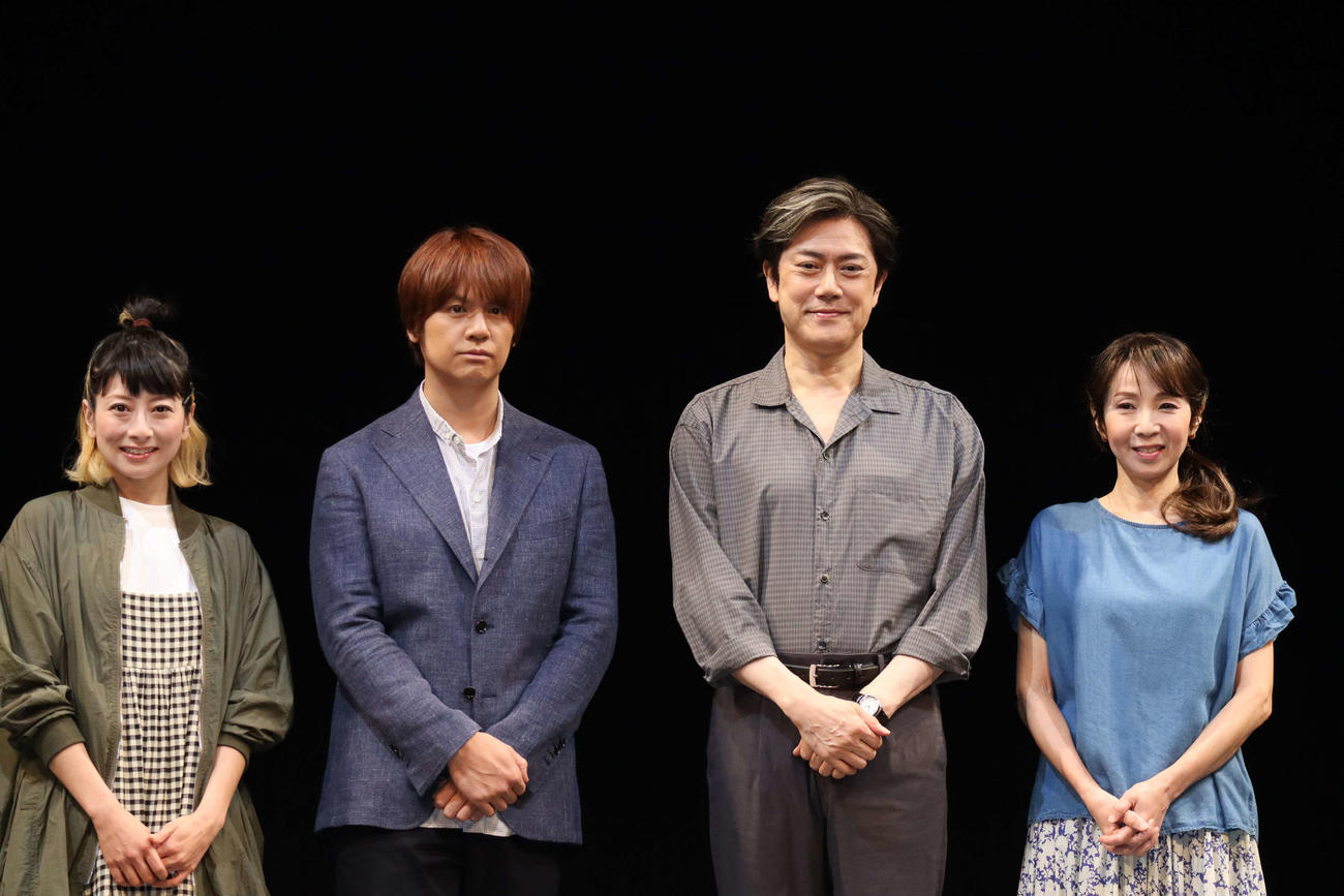舞台「家族モドキ」開幕へ向け取材に応じた、左から大塚千弘、浦井健治、山口祐一郎、保坂知寿