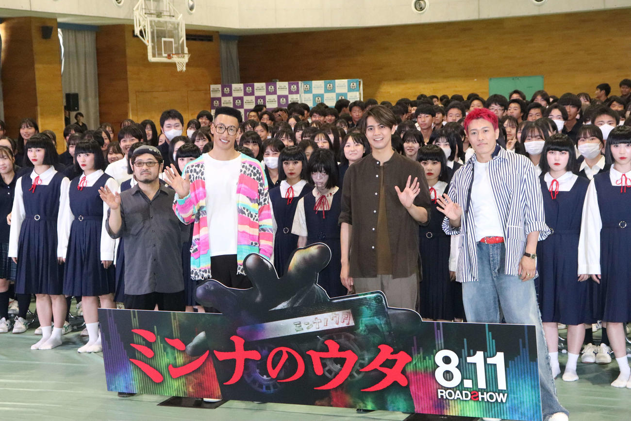映画「ミンナのウタ」真夏の学生試写会に登場した、左から清水崇監督、GENERATIONSの関口メンディー、片寄涼太、中務裕太（撮影・加藤理沙）