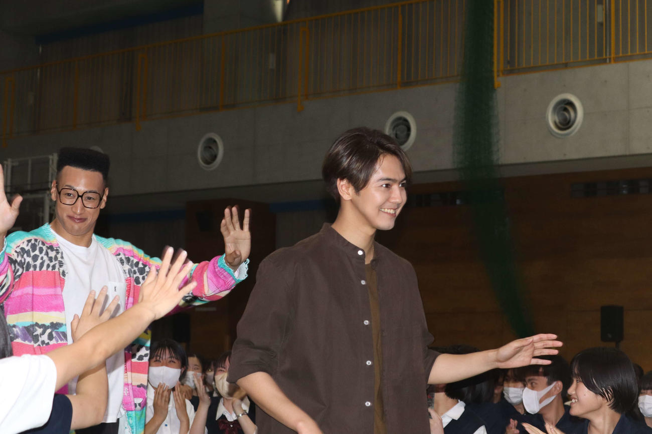 映画「ミンナのウタ」真夏の学生試写会に登場したGENERATIONS片寄涼太（右）と関口メンディー（撮影・加藤理沙）