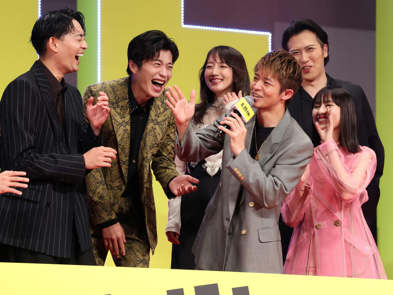 映画のPRを岸優太（左から4人目）が間違えて盛り上がる、左から竜星涼、田中圭、吉岡里帆、1人おいて尾上松也、恒松祐里（撮影・丹羽敏通）