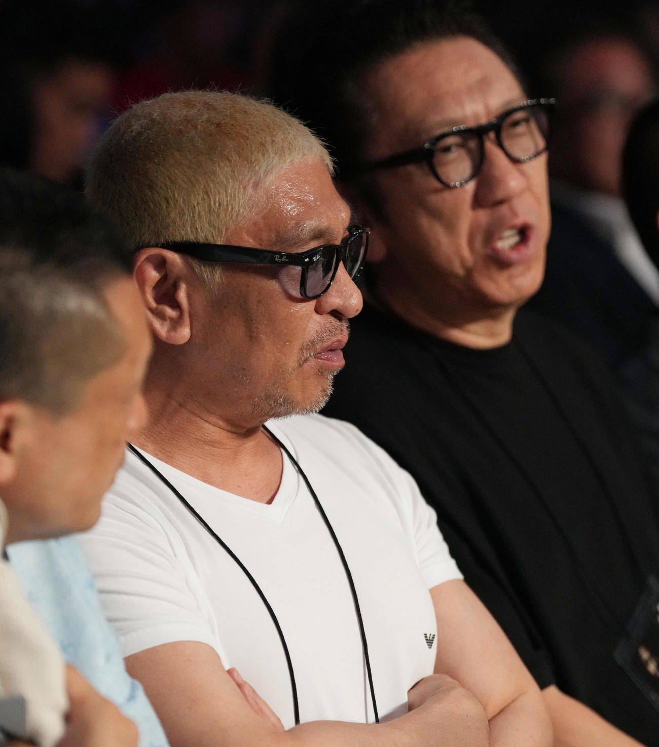観戦に訪れた松本人志（左）。右は布袋寅泰（撮影・鈴木みどり）