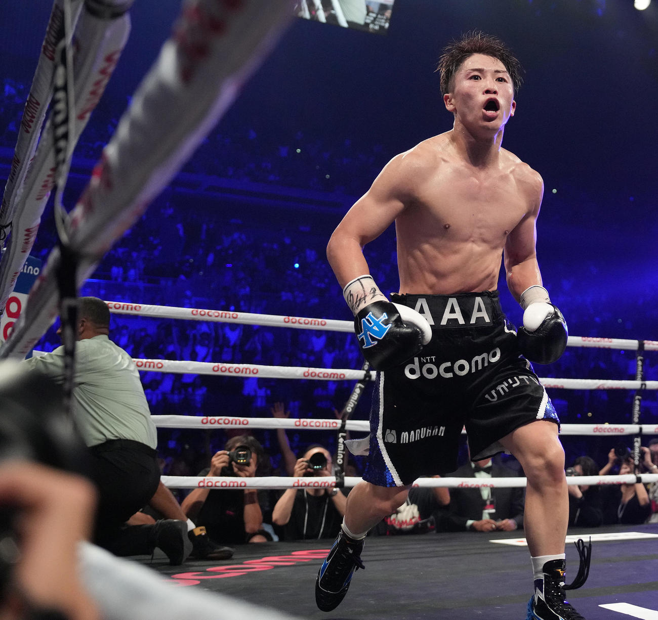 フルトン対井上　フルトンに8回TKO勝ちし、駆け出す井上尚（撮影・鈴木みどり）