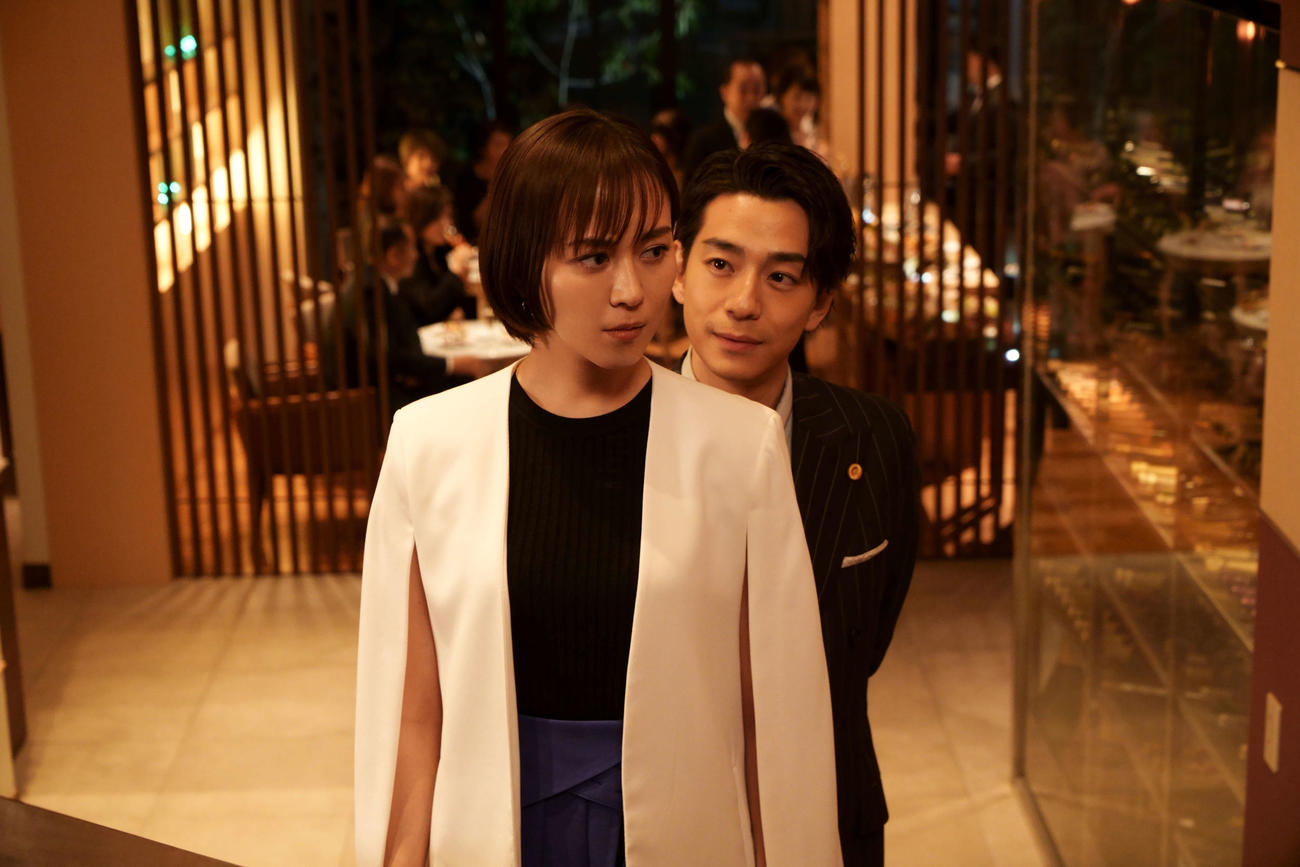 映画「親のお金は誰のもの　法定相続人」でダブル主演した比嘉愛未と三浦翔平（C）2022「法定相続人」製作委員会