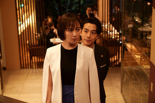 映画「親のお金は誰のもの 法定相続人」でダブル主演した比嘉愛未と三浦翔平(C)2022「法定相続人」製作委員会
