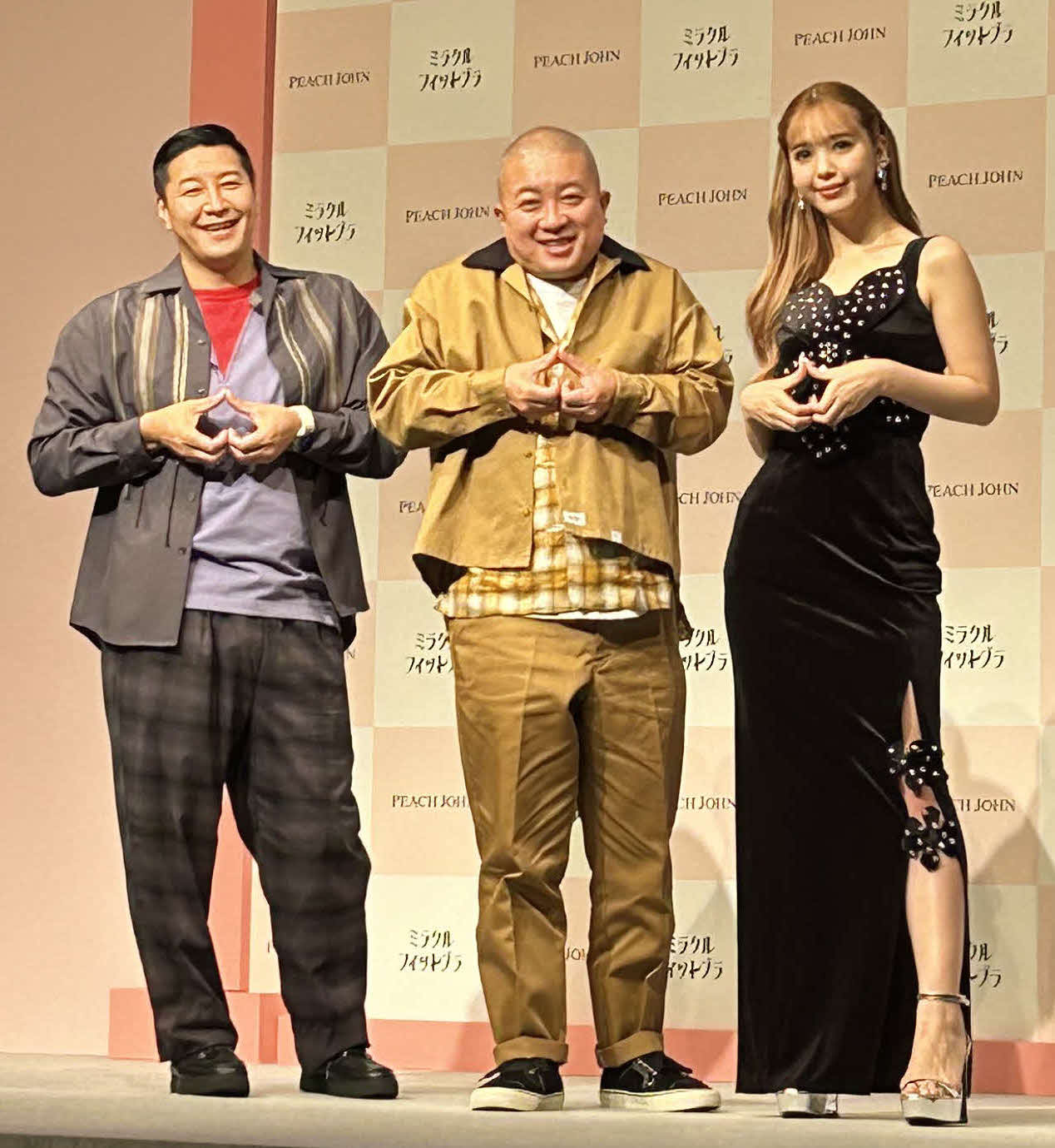 ピーチジョンの新下着「ミラクルフィットブラ」発売記念イベントに出席した、左からチョコレートプラネットの長田庄平、松尾駿、藤田ニコル（撮影・松尾幸之介）