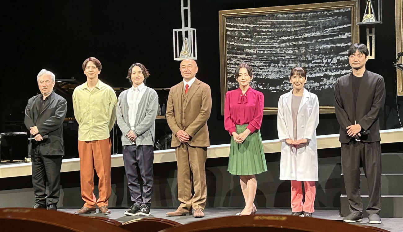 舞台「奏劇　vol．3　メトロノーム・デュエット」の公開ゲネプロ＆取材会に出席した、左から岩代太郎氏、寺西拓人、浜中文一、高橋克実、斉藤由貴、富田靖子、山田能龍氏