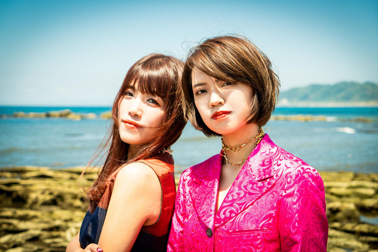 筒美京平氏の未発表曲「ホテル砂漠」でデビューする夏海姉妹の夏海ジュン（左）と夏海愛