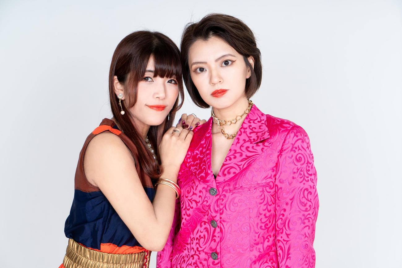 筒美京平氏の未発表曲「ホテル砂漠」でデビューする夏海姉妹の夏海ジュン（左）と夏海愛