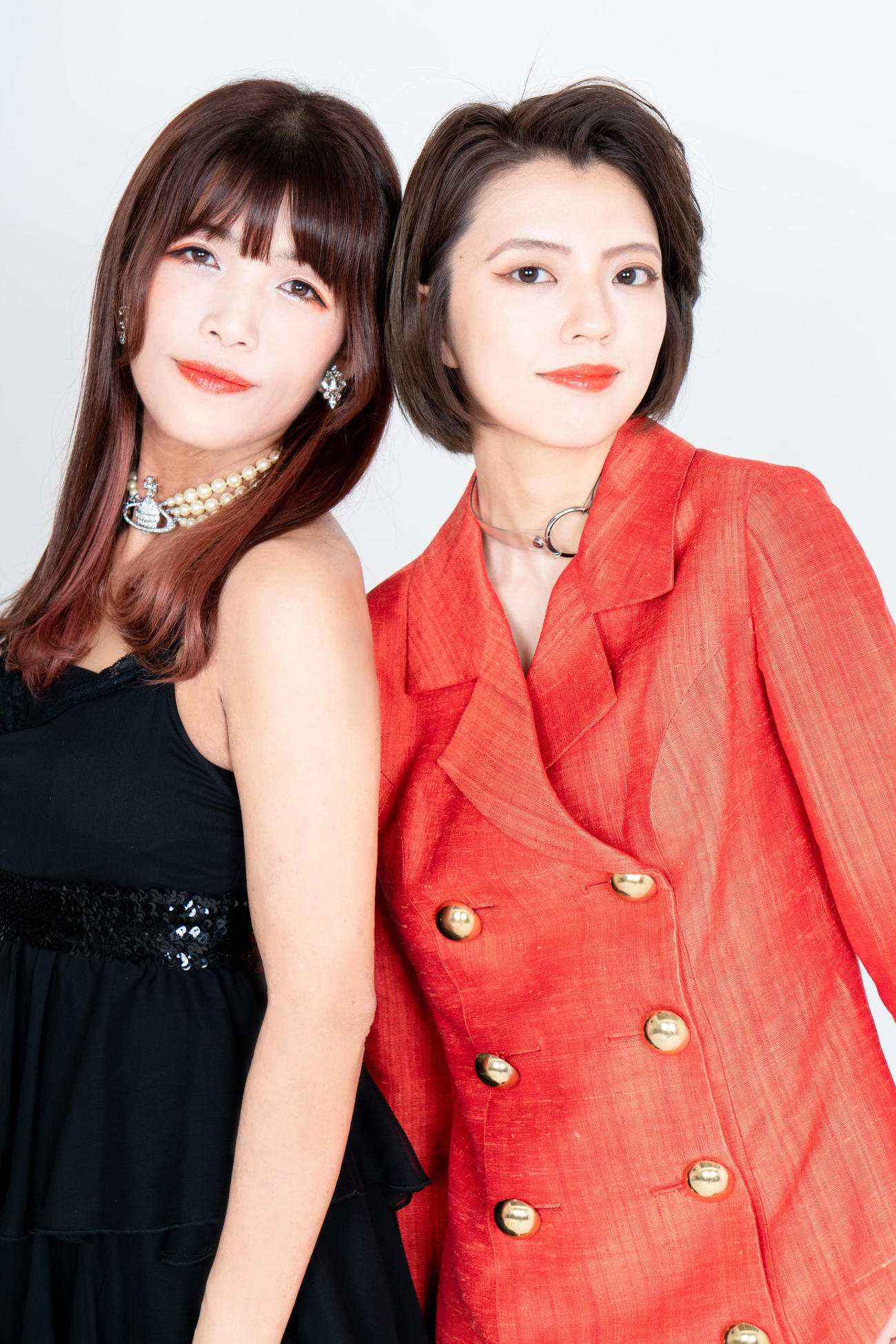 筒美京平氏の未発表曲「ホテル砂漠」でデビューする夏海姉妹の夏海ジュン（左）と夏海愛