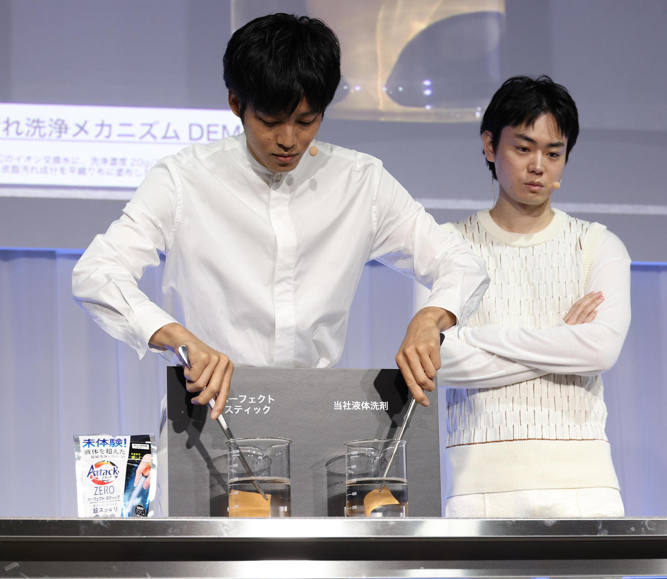 花王「新・洗たく洗剤発表会」を行った松坂桃李（左）と菅田将暉（撮影・中島郁夫）