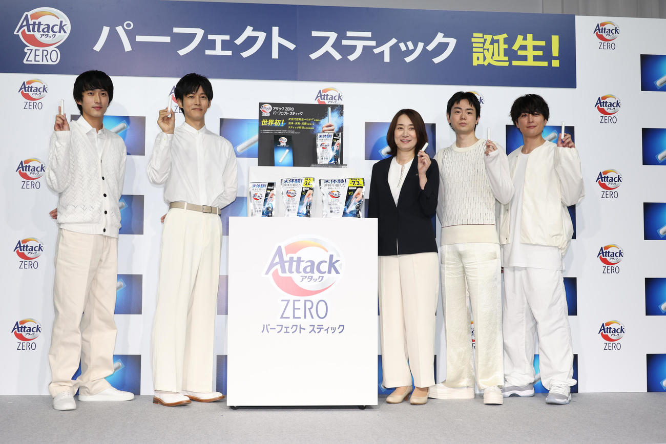 花王「新・洗たく洗剤発表会」を行った、左から杉野遥亮、松坂桃李、花王株式会社原岡理映氏、菅田将暉、間宮祥太朗（撮影・中島郁夫）