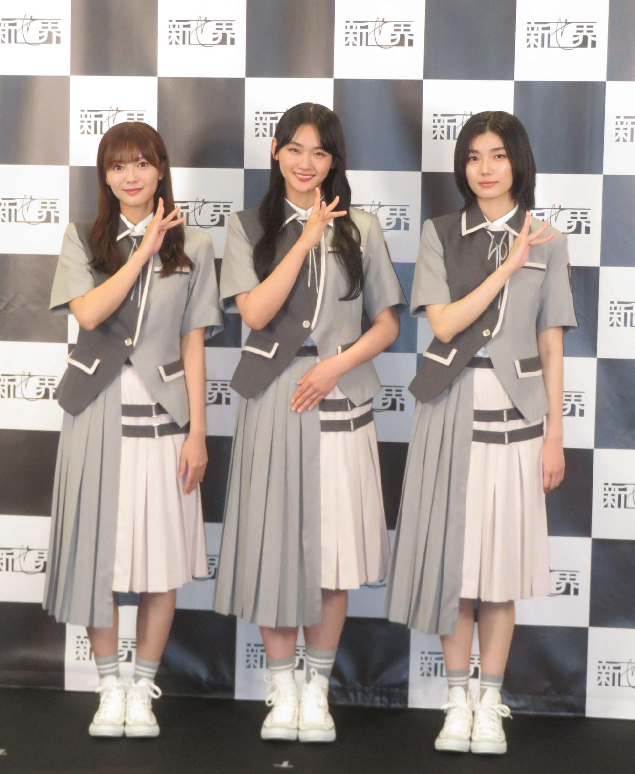 櫻坂46展「新せ界」の内覧会に出席した（左から）田村保乃、山崎天、藤吉夏鈴（撮影・横山慧）